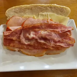 Bocadillo De Lomo o Bacon con Queso