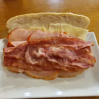 Bocadillo De Lomo Con Bacon Y Queso