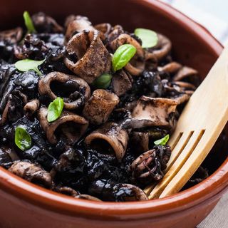 Garbanzos con calamarcitos y su tinta