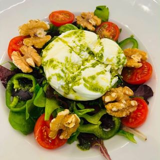 Ensalada De Burrata Con Tomate Y Pesto