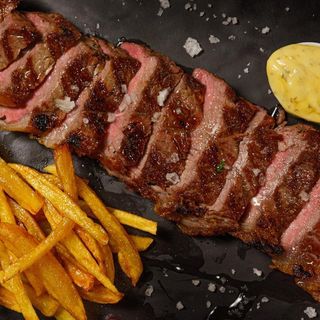 Entrecot De Retinto Acompañado De Patatas Fritas Y Pimientos Del Padrón