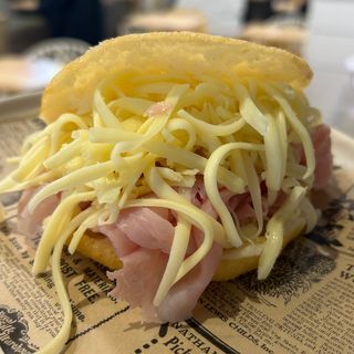 Arepa de Jamón y queso