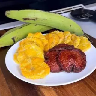 Tostones con salami frito