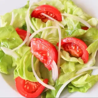 Ensalada de lechuga y tomate tradicional