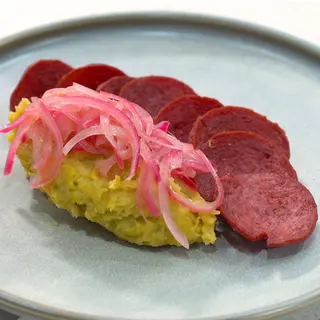 Mangu con salami frito