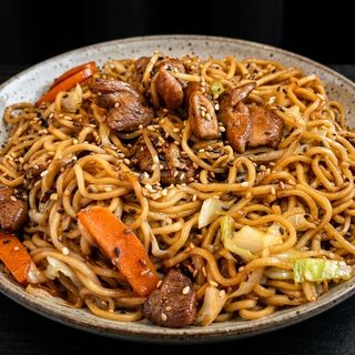 Teriyaki Ramen Salteado De Pollo Frito, Brotes De Soja Y Verduras