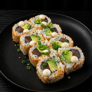 Uramaki tobiko de Atún y aguacate