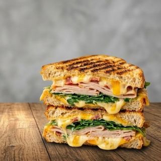 Sándwich A La Plancha Y Salsa De Cilantro
