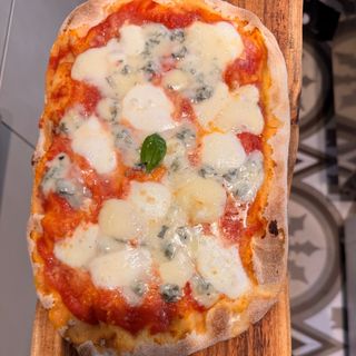 Pizza 4 Quesos (Mediano)