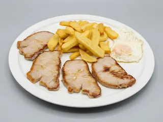 Lomo con patatas y huevo