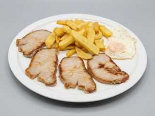 Lomo con patatas y huevo