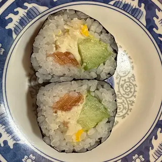 Maki de aguacate, salmón y queso de piña