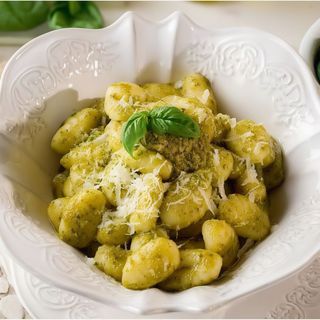 Gnocchi relleno de gorgonzola en crema de pesto