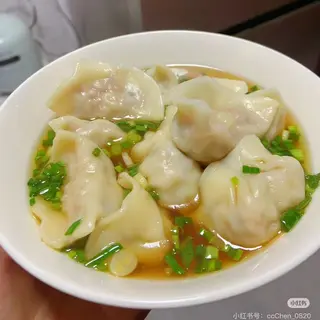 Sopa con  gyozas de pollo ( 10 pzs )