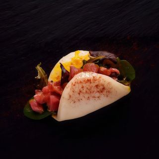 Bao De Mezclum Con Atún, Salsa De Miel Y Mostaza