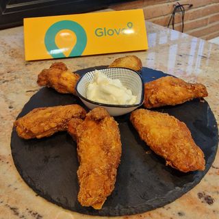 Alitas de pollo adobadas con allioli
