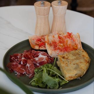 Spanish omelette with extras / Tortilla de patatas con extras