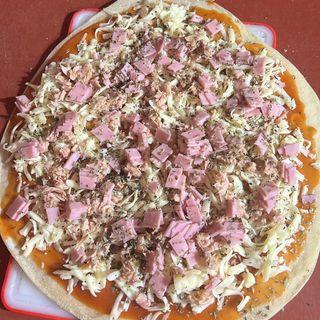 Pizza menús tres ingredientes a elegir refresco y helado