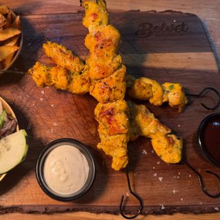 Brochetas de pollo marinado