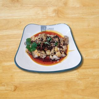 Pollo al estilo Sichuan con salsa picante y cacahuetes