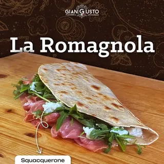 Píadina con jamón  mozzarella de búfala y tomate