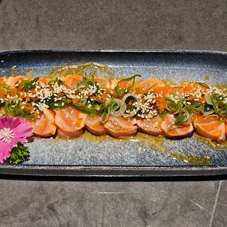 Salmón tataki