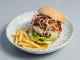 Burger La Ibérica con patatas fritas