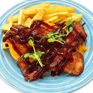 Pollo gratinado con bacon y cheddar
