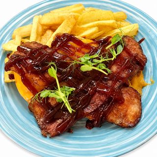 Pollo gratinado con bacon y cheddar