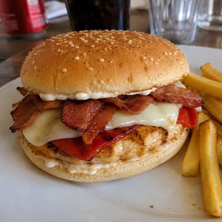 Hamburguesa de Pollo y Bacon + refresco