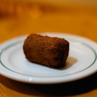 Croqueta de chistorra y miel