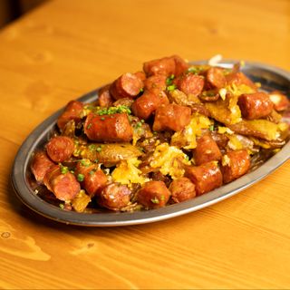 Huevos rotos con txistorra a la sidra