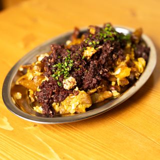 Huevos rotos con duo de butifarras