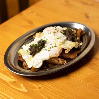 Huevos rotos con trufa negra