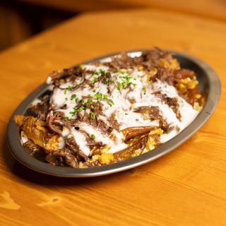 Huevos rotos con carrillera y salsa de Idiazábal