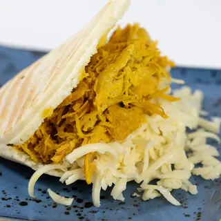 Arepa de pollo con queso llanero