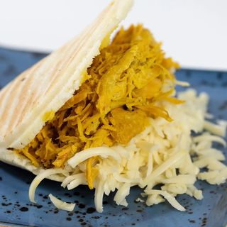 Arepa de pollo con queso llanero