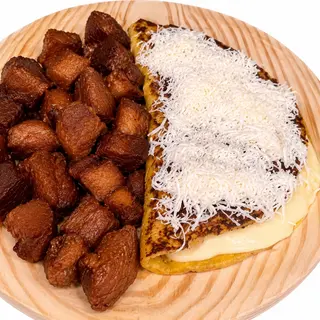 Cachapa con queso de mano +cerdo y queso llanero