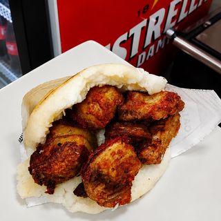 Arepa con cerdo frito .