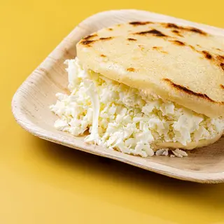 Arepa con queso llanero y mantequilla