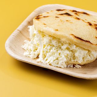 Arepa con queso llanero y mantequilla