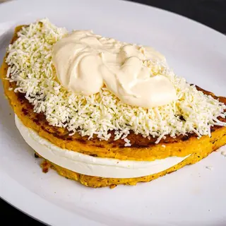 Cachapa con queso de mano + queso llanero .