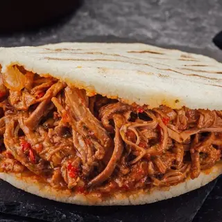 Arepa con carne desmechada