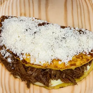 Cachapa con queso de mano +queso llanero y carne Desmechada