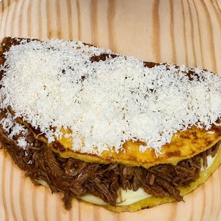Cachapa con queso de mano más queso llanero y carne Desmechada