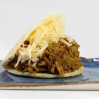 Arepa con carne desmenuzada y queso llanero