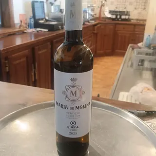 Botella de vino blanco María de Molina