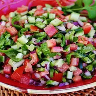 Ensalada de tomate, pepino y cebolla