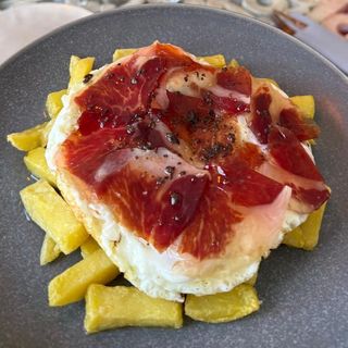Huevos rotos con jamón
