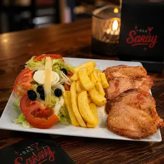 Plato De Lomo Con Ensalada